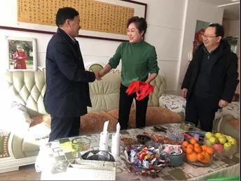 敦煌種業(yè)領導看望慰問公司老干部、老黨員及困難黨員職工