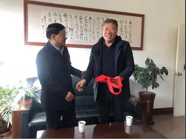 敦煌種業(yè)領導看望慰問公司老干部、老黨員及困難黨員職工